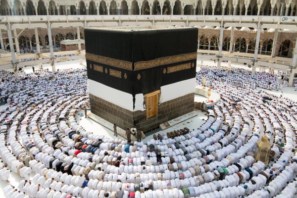 Direct Flights vs Connecting Flights for Umrah: What UK Pilgrims Prefer